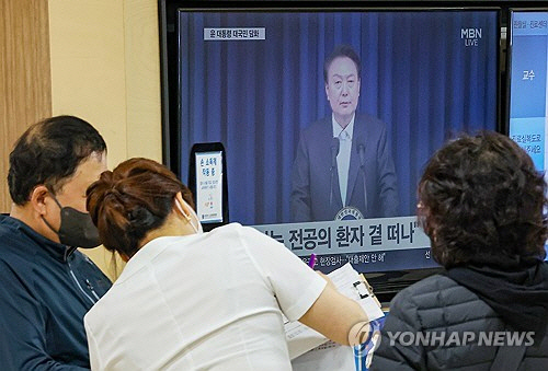 지난 1일 오전 서울 한 대형병원에서 내원객과 환자들이 윤석열 대통령의 의료 개혁 관련 대국민 담화를 지켜보고 있다. [연합뉴스]